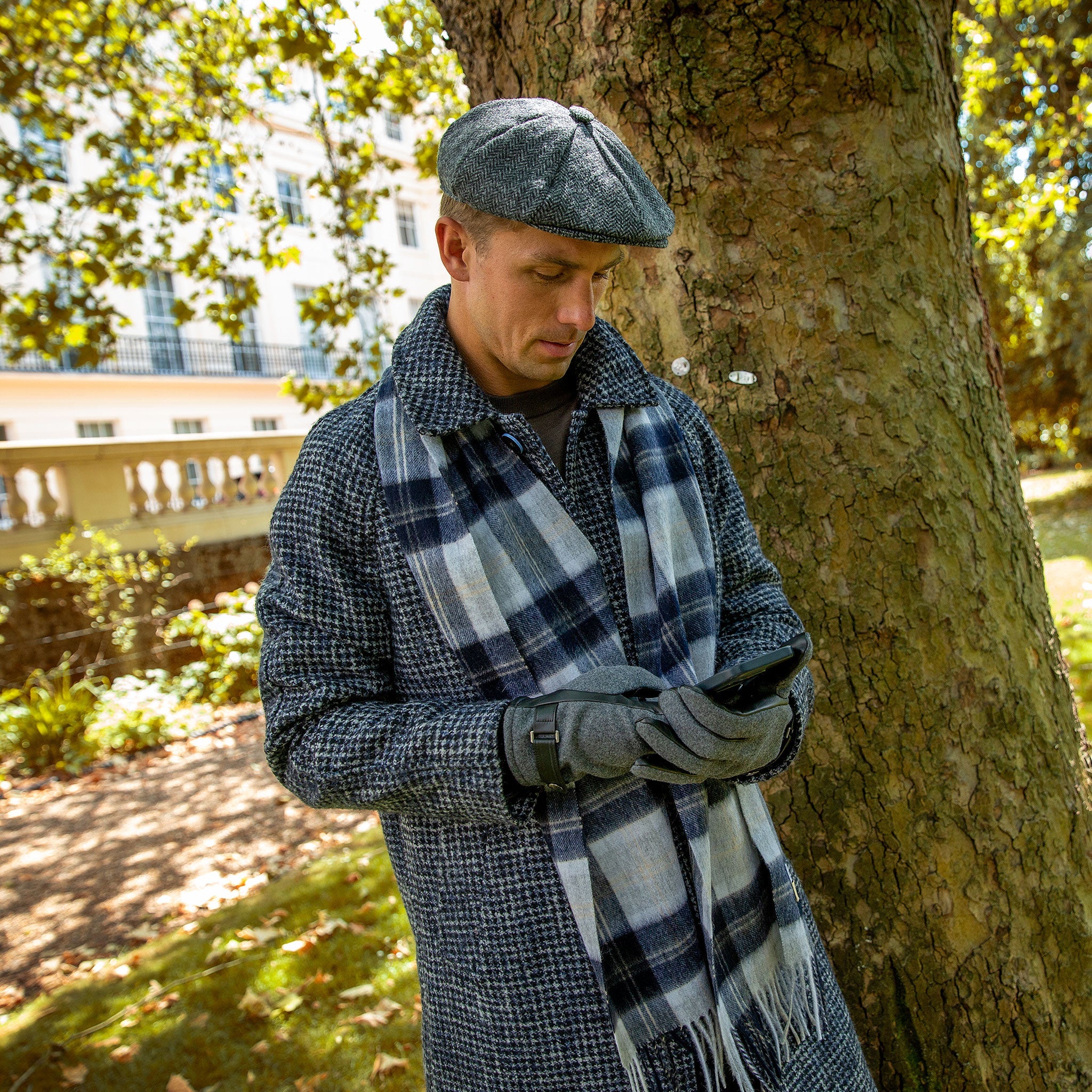 Men’s Touchscreen Lined Flannel and Leather Gloves - Image 4