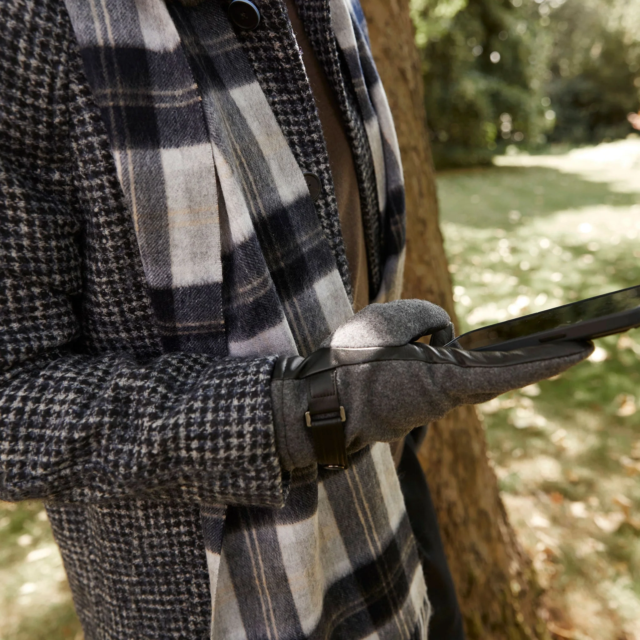Men’s Touchscreen Lined Flannel and Leather Gloves - Image 5