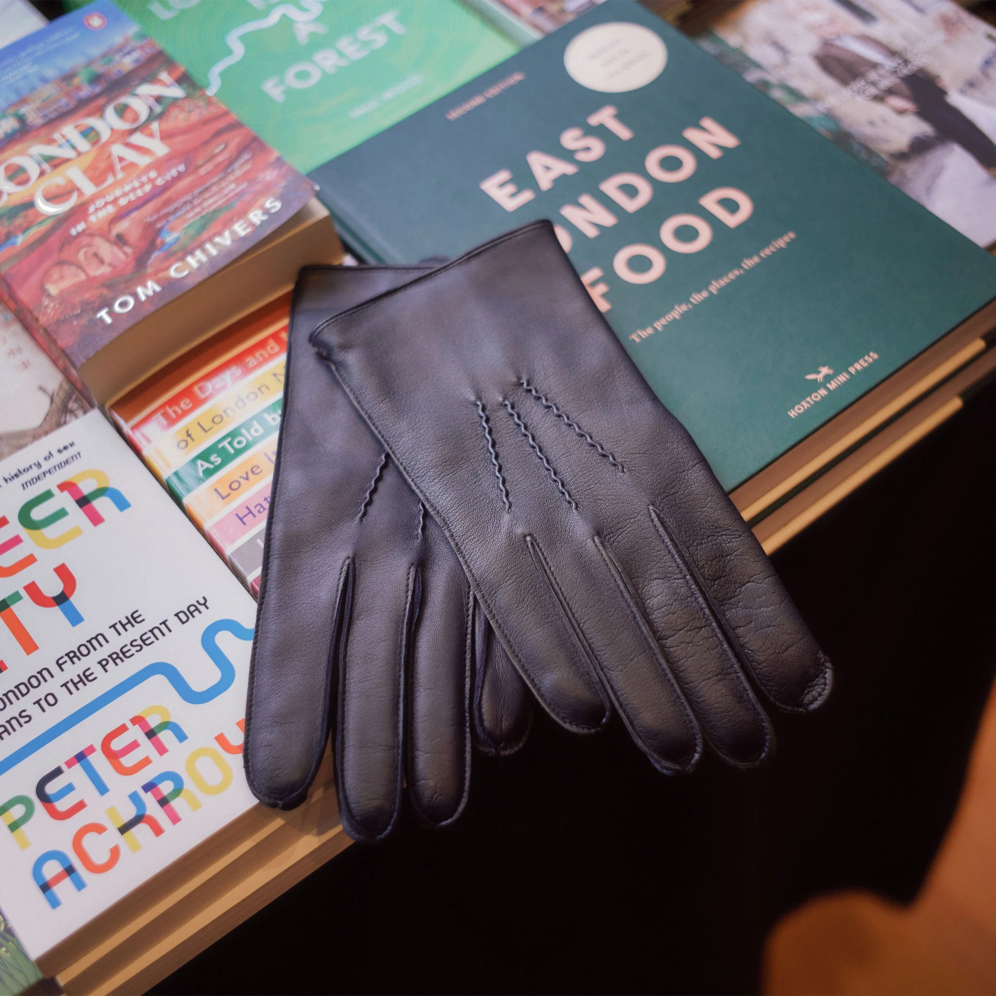 Men's Three-Point Red Cashmere-Lined Leather Gloves - Image 3
