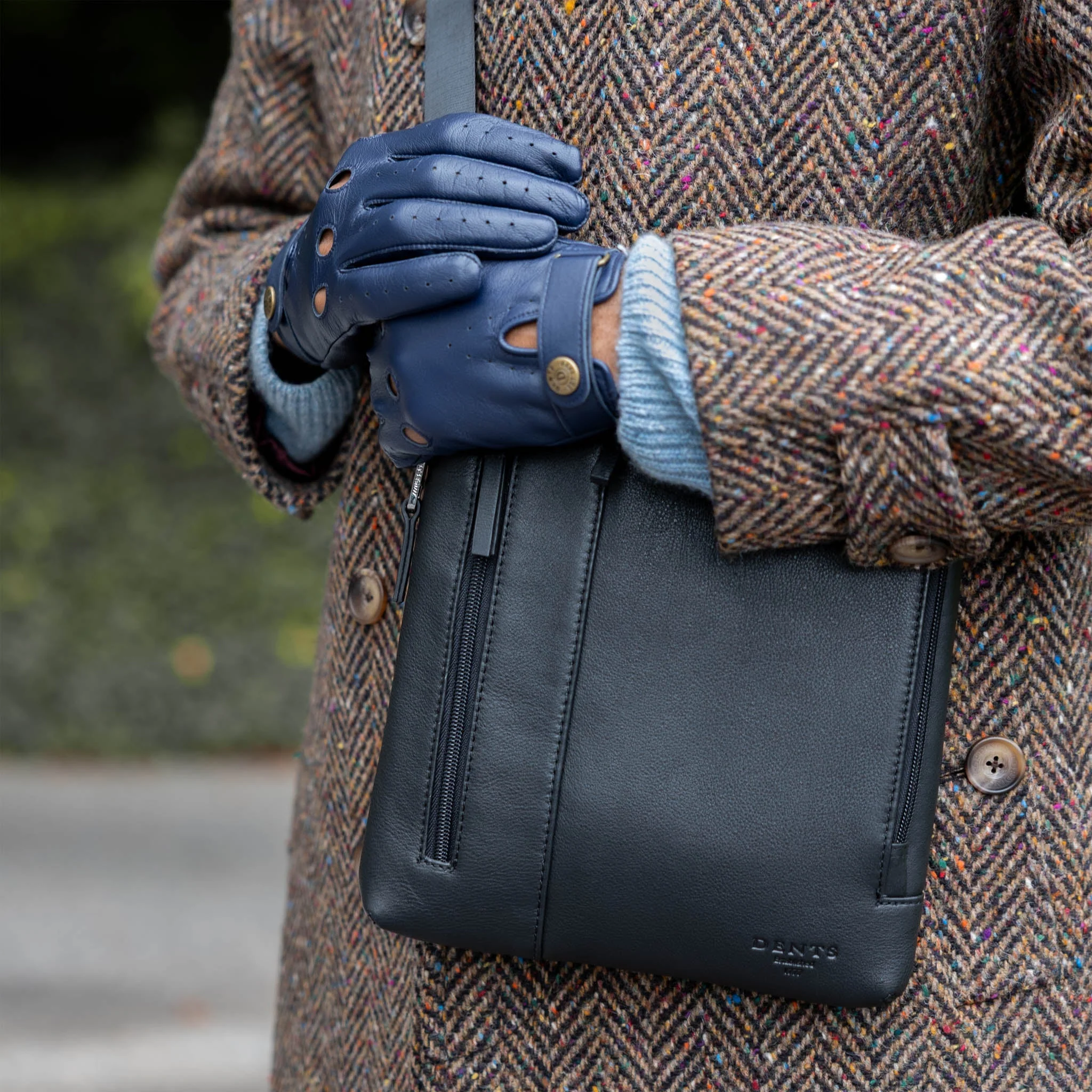 Men's Medium Pebble Grain Leather Crossbody Bag - Image 6