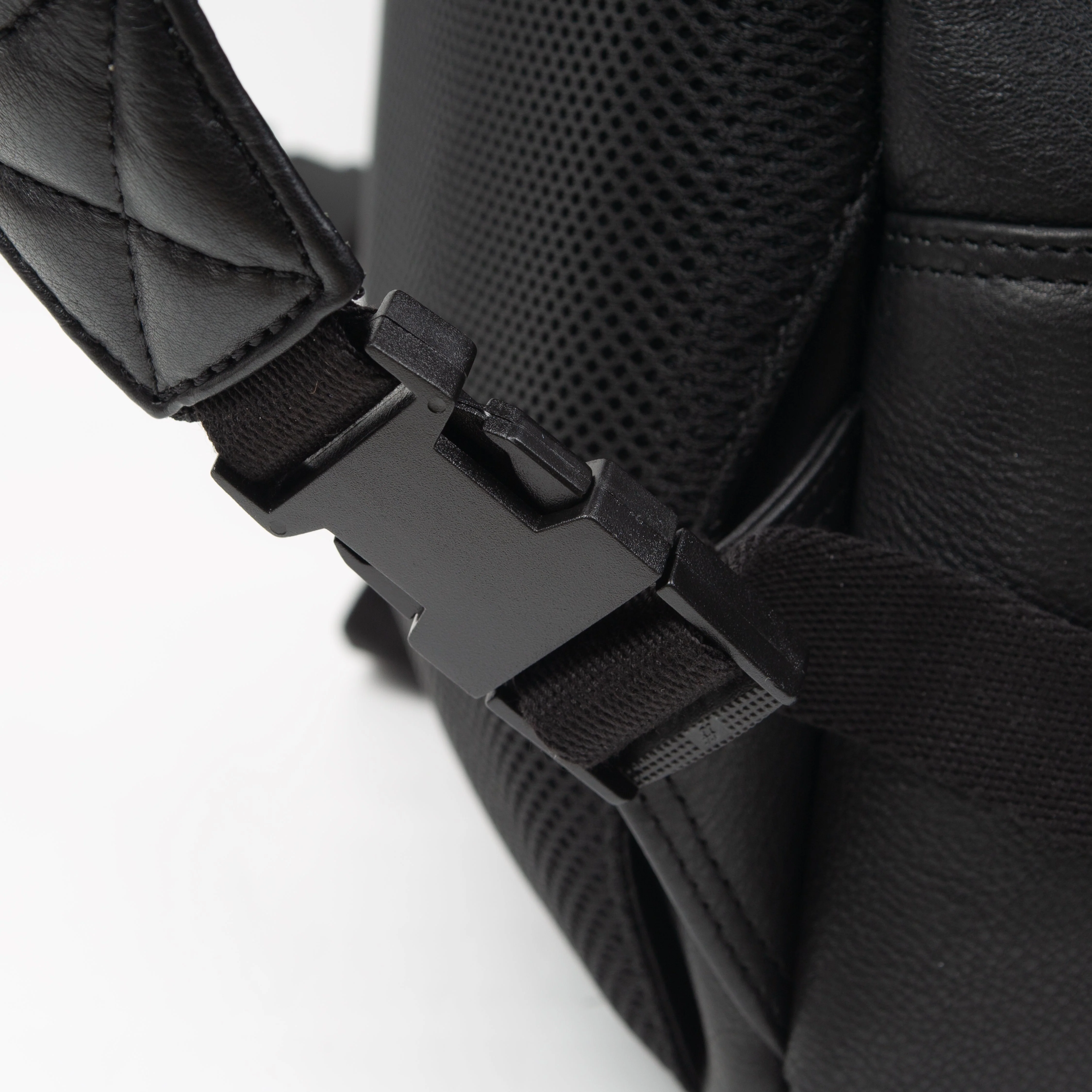 Men's Pebble Grain Leather Backpack - Image 17