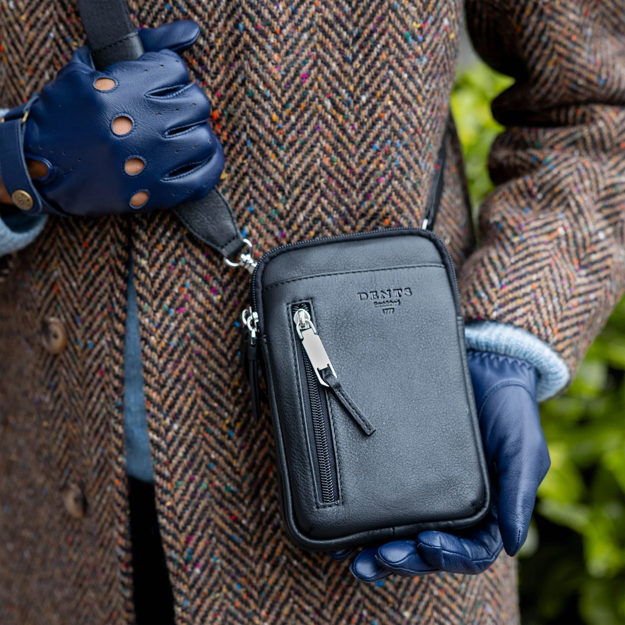 Men's Pebble Grain Leather Crossbody Phone Bag - Image 6