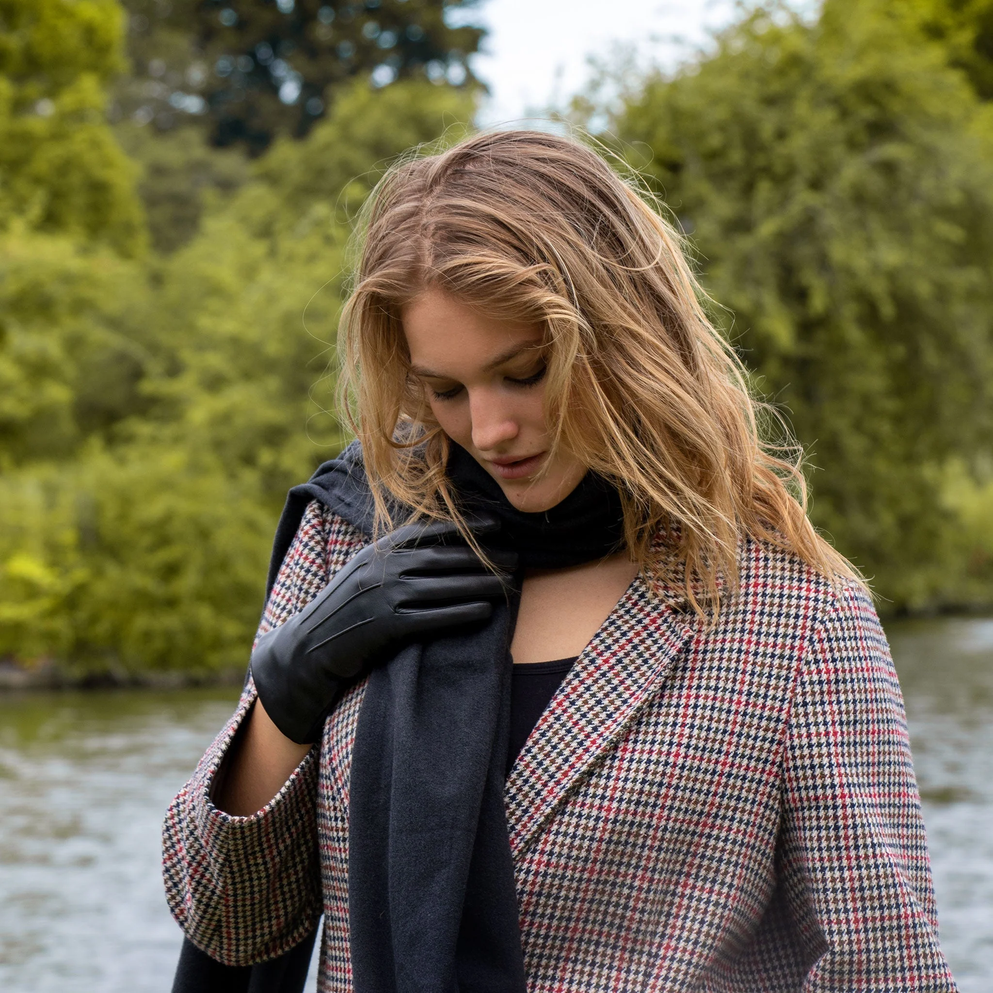 Women’s Touchscreen Three-Point Cashmere-Lined Leather Gloves - Image 4