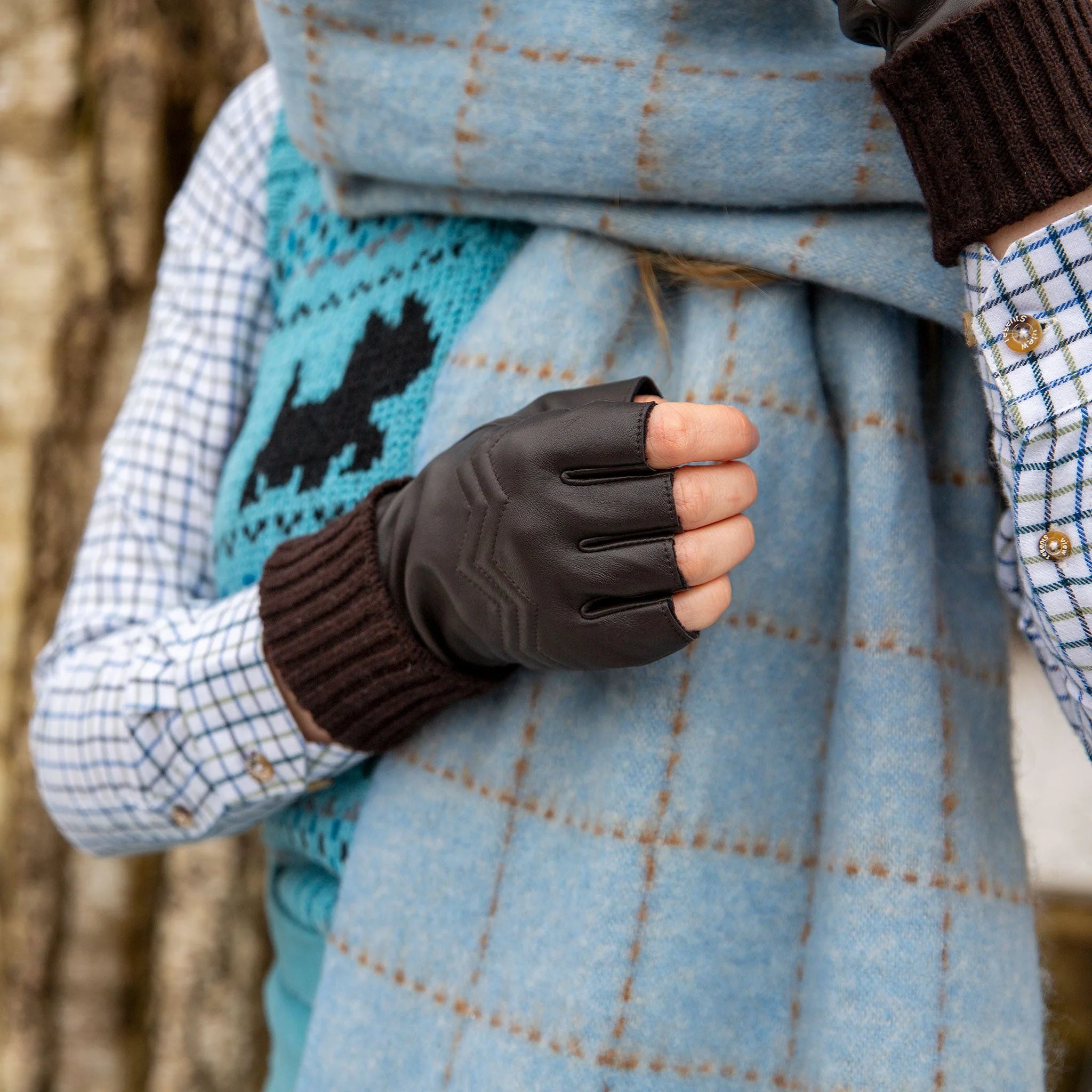 Women’s Fingerless Fleece-Lined Leather Gloves with Quilted Chevron Design - Image 3