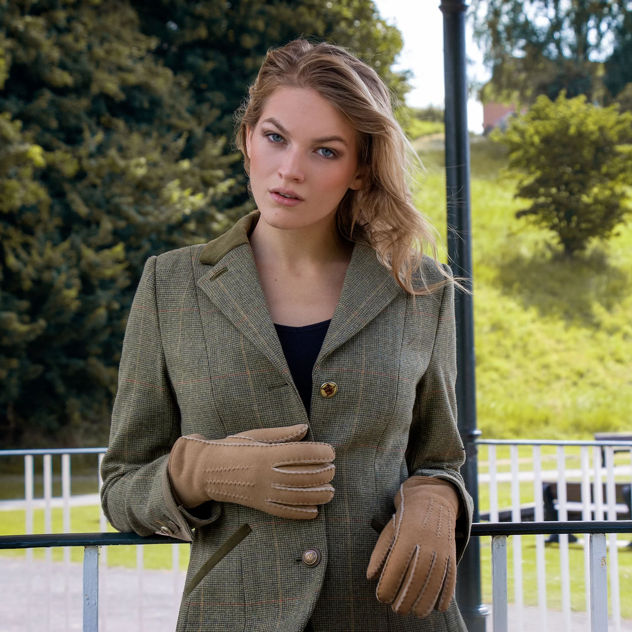 Women’s Handsewn Three-Point Lambskin Gloves - Image 3