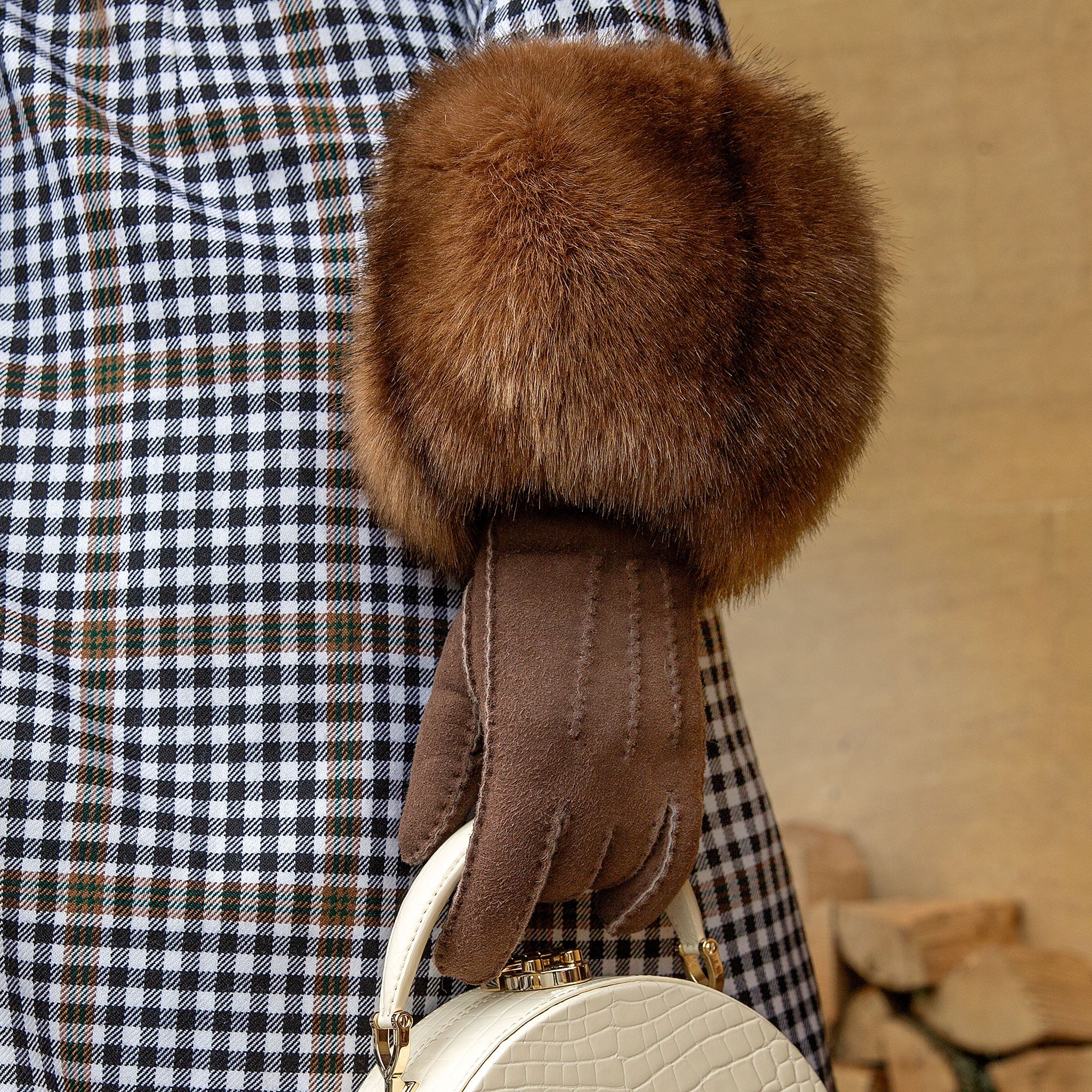 Women’s Handsewn Three-Point Lambskin Gloves - Image 6