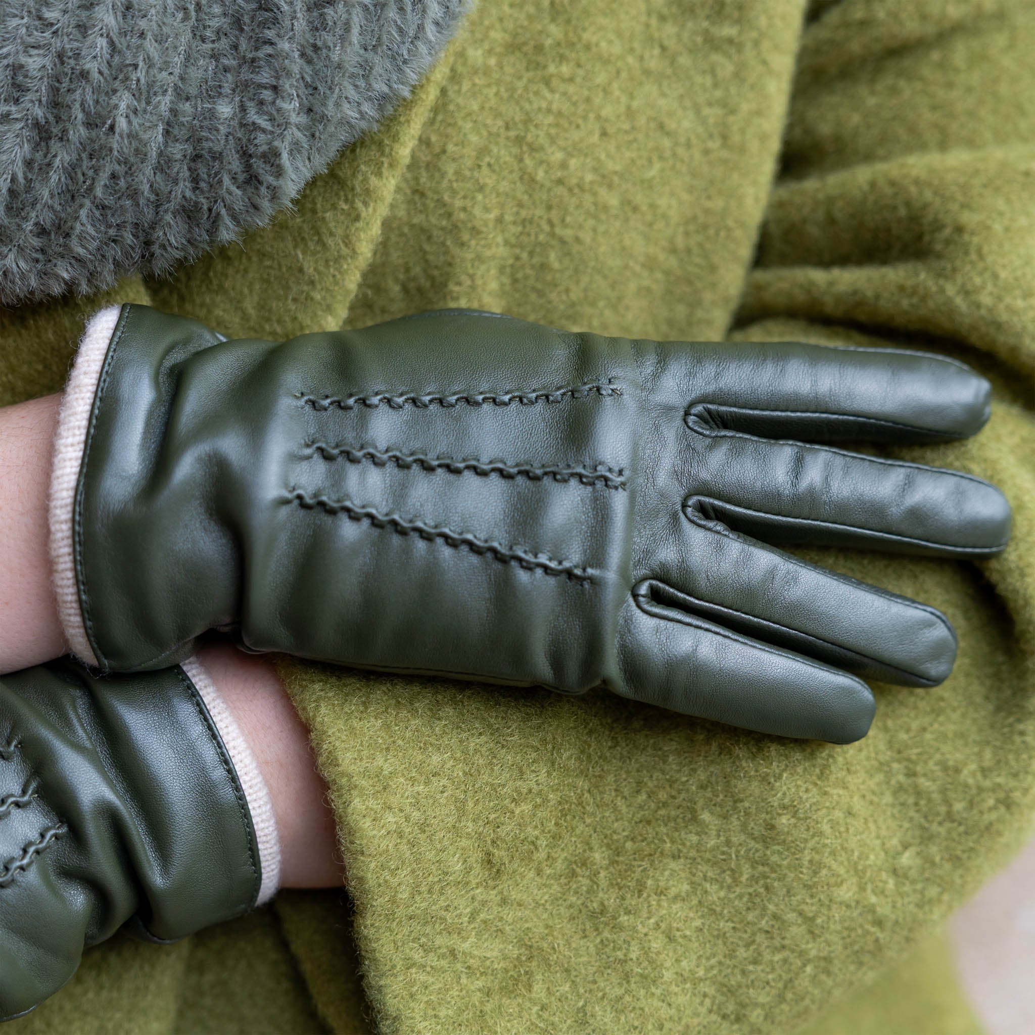 Women’s Heritage Touchscreen Handsewn Three-Point Wool-Lined Leather Gloves - Image 4