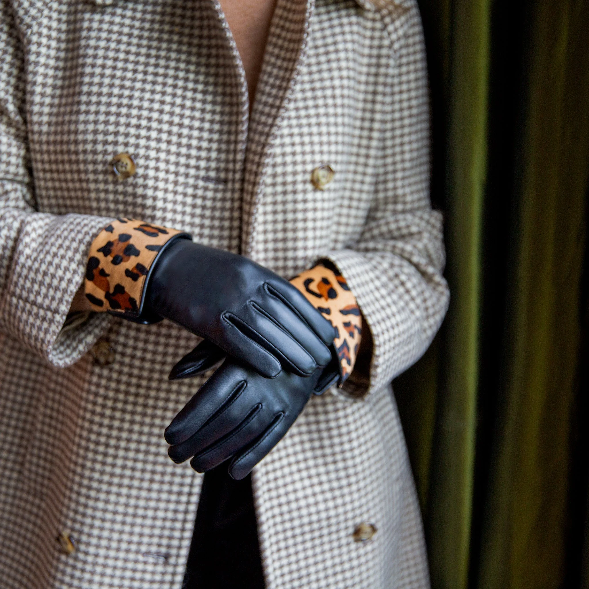 Womenâs Lined Leather Gloves with Ponyskin Leopard Print Cuffs - Image 3