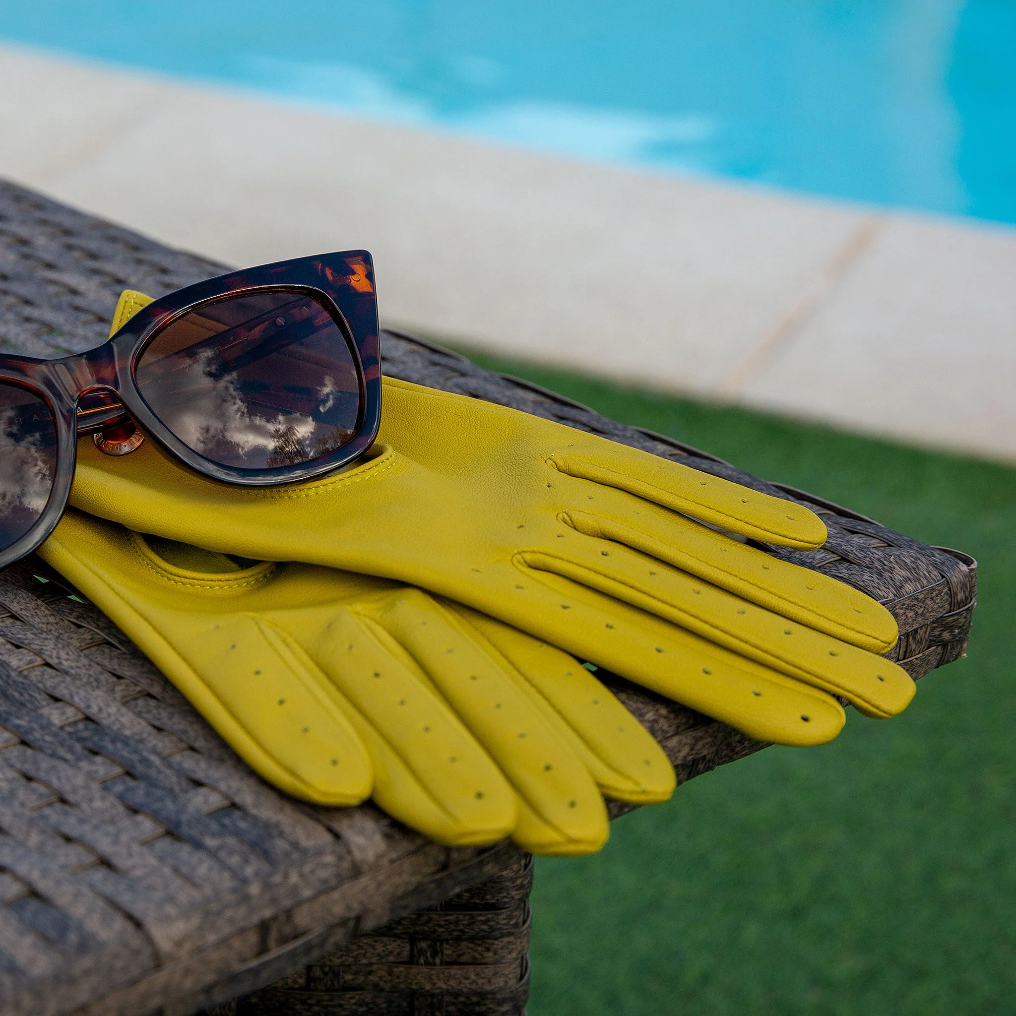 Women's Leather Driving Gloves - Image 129