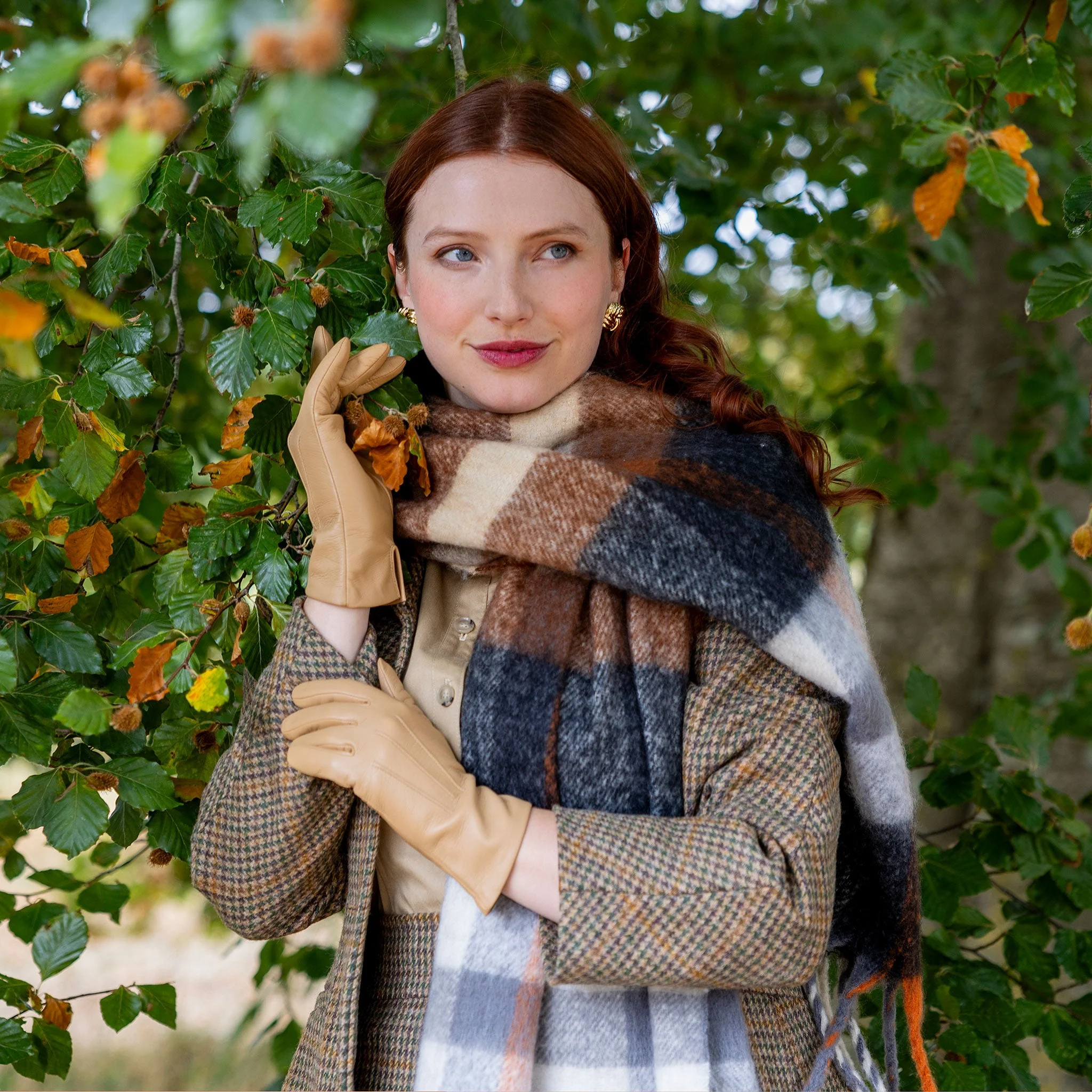 Women's Three-Point Silk-Lined Leather Gloves - Image 15